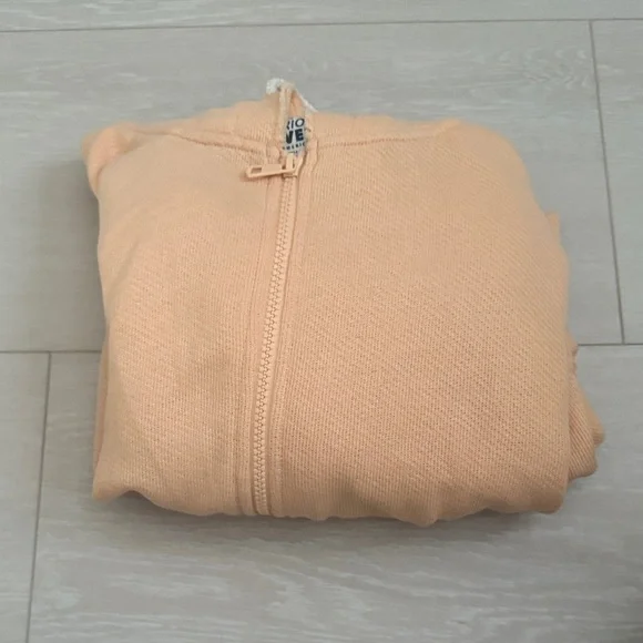 3/$10 American Eagle Outfitters Light Orange Zip-Up Hoodie - Picture 2 of 7